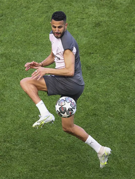 Gelandang Manchester City, Riyad Mahrez mengontrol bola saat sesi latihan di stadion Dragao di Porto, Portugal, Jumat (28/5/2021). Manchester City akan bertanding melawan Chelsea pada babak final Liga Champions pada Sabtu malam atau Minggu (30/5/2021) dini hari. (Michael Steele/Pool via AP)