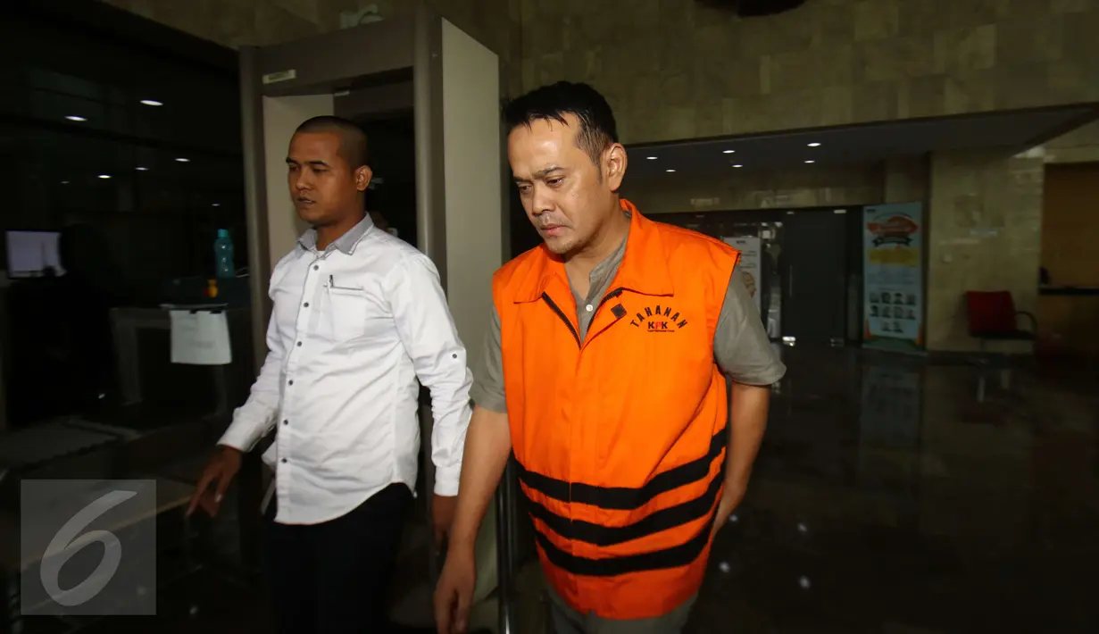 Tersangka Fahmi Darmawansyah tertunduk lesu usai menjalani pemeriksaan di KPK, Jakarta, Selasa (31/1). Direktur Utama PT. MTI tersebut diperiksa sebagai tersangka kasus suap proyek pengadaan alat satelit monitoring di Bakamla. (Liputan6.com/Helmi Afandi)