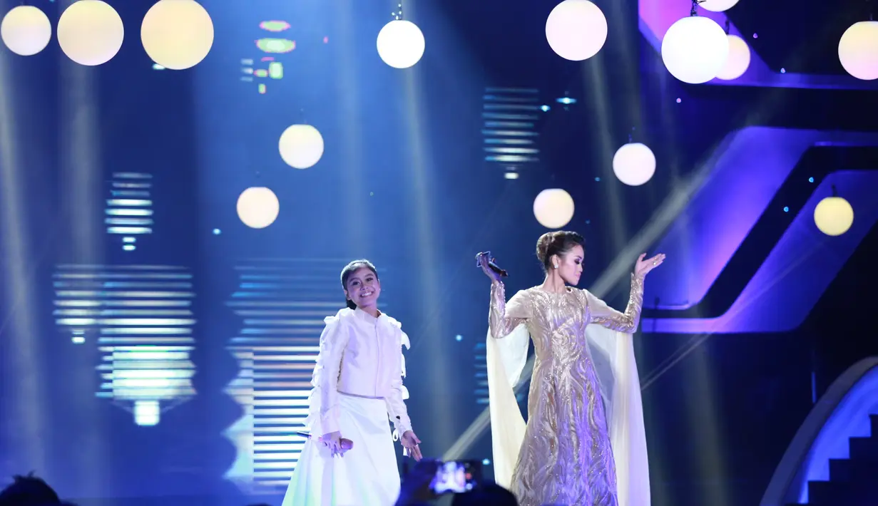 Senada juga diungkapkan oleh penyanyi Siti Nurhaliza. Penampilan keduanya cukup memukau, dan tampil luar biasa. Bahkan, ia mengaku dalam hatinya menanggis kala menyaksikan dan mendengarkan keduanya tampil. (Adrian Putra/Bintang.com)