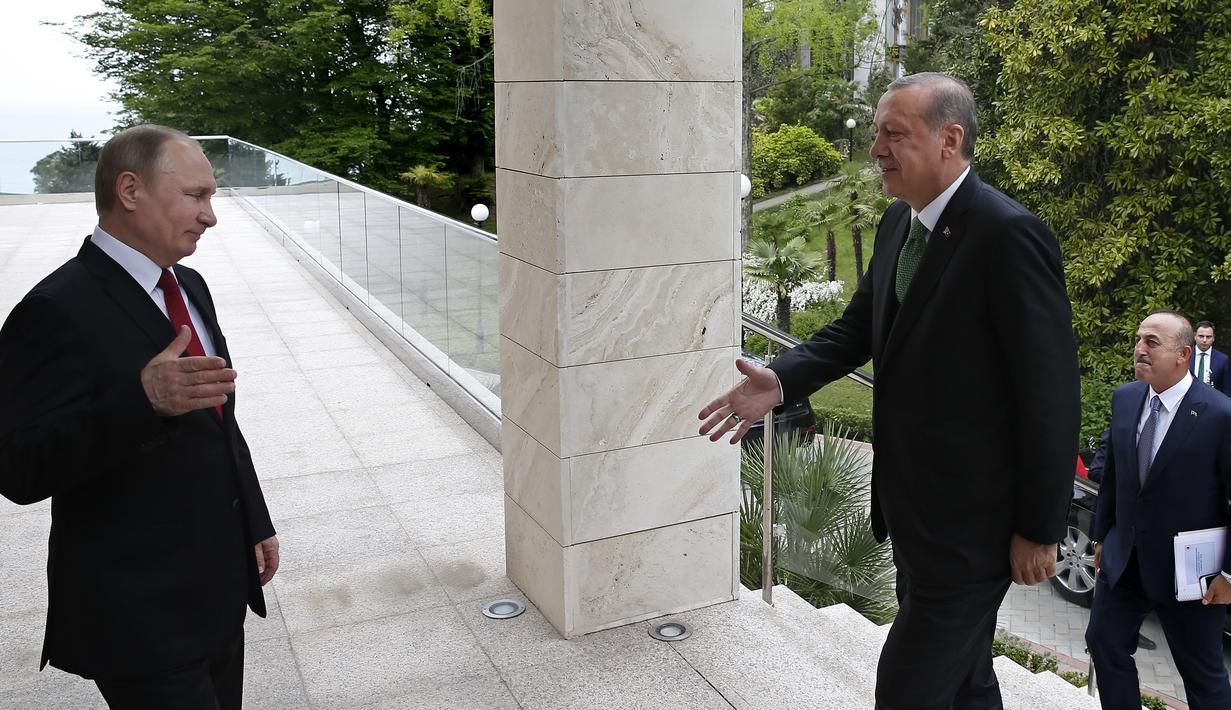 Presiden Rusia Vladimir Putin (kiri) menyambut kedatangan Presiden Turki  Recep Tayyip Erdogan di Sochi, Rusia, Rabu (3/5). Konflik Suriah akan menjadi pembahasan utama dari keduanya. (AFP PHOTO /POOL/ Alexander Zemlianichenko)