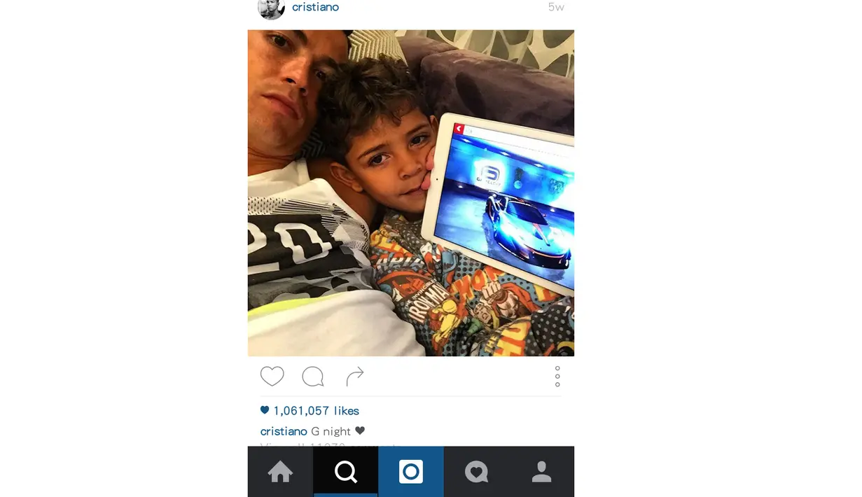 Cristiano Ronaldo saat menemani anaknya bermain game. (Instagram/CristianoRonaldo)