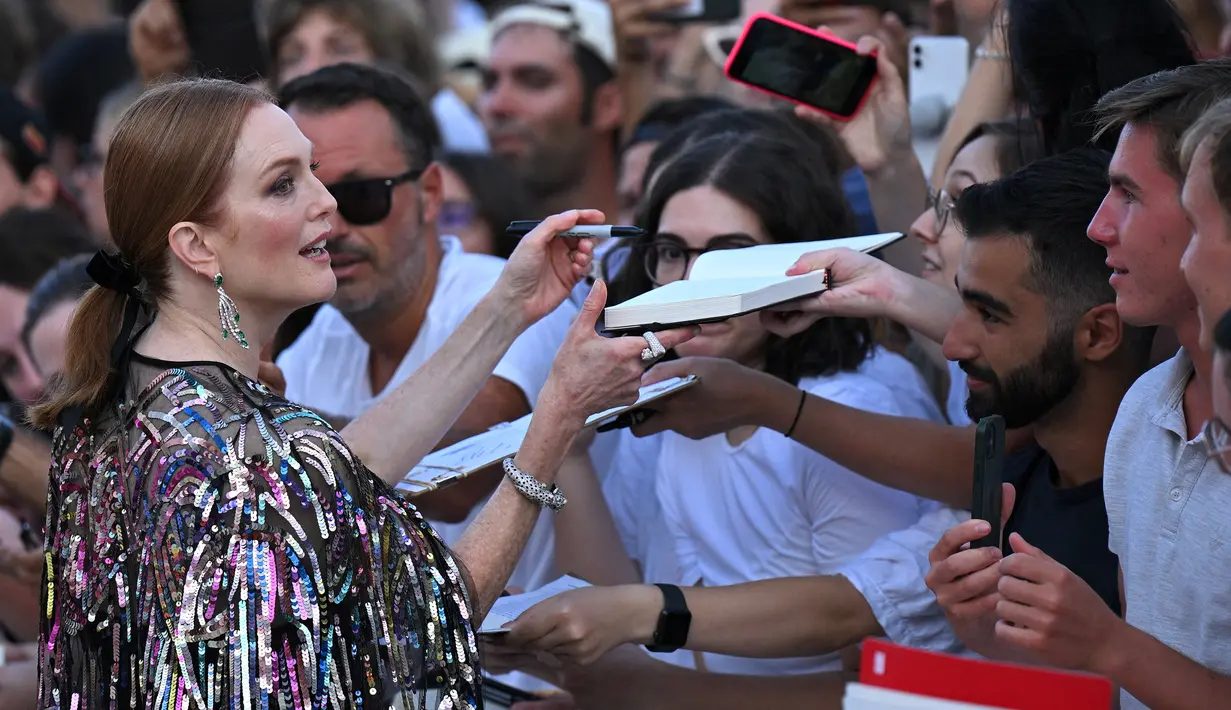 Aktris Amerika Serikat sekaligus Presiden Juri Venice Film Festival 2022 Julianne Moore tiba untuk upacara pembukaan dan pemutaran film "White Noise" di Venesia, Italia, Rabu (31/8/2022).  Bintang itu melengkapi penampilannya yang memukau dengan pilihan perhiasan perak berornamen termasuk anting-anting yang menjuntai dan serangkaian cincin chunky. (Tiziana FABI/AFP)