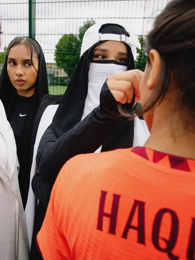 Nike Perdana Rilis Koleksi Niqab dan Abaya, Gandeng Desainer Muslim asal Inggris