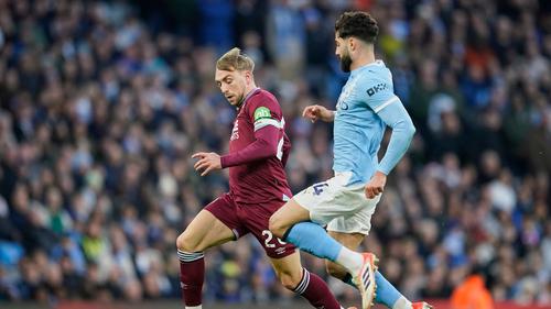 Pemain West Ham, Jarrod Bowen (kiri), mencoba lepas dari penjagaan Josko Gvardiol, saat bertanding di Liga Inggris 2025/2026, Sabtu (20/12/2025) malam WIB. (AP Photo/Dave Thompson)