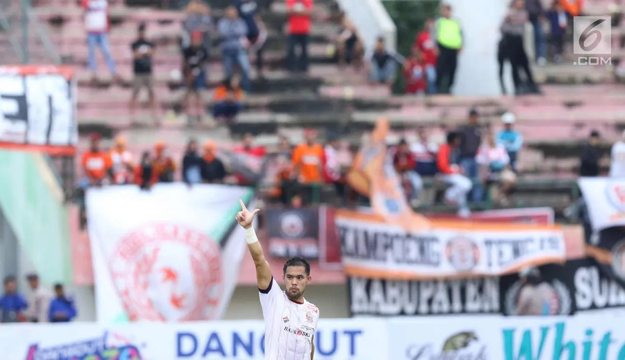 Kiper Persija, Andritany merayakan kemenangan atas PSMS pada laga kedua Semifinal Piala Presiden 2018 di Stadion Manahan, Solo, Jawa Tengah, Senin (12/2). Persija unggul 1-0. (Liputan6.com/Helmi Fithriansyah)