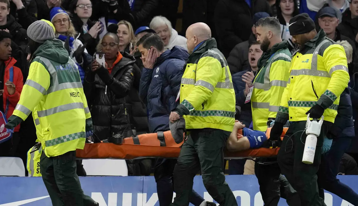 Bek Chelsea, Cesar Azpilicueta dibawa keluar lapangan dengan tandu oleh staf medis setelah terluka cedera terkena tendangan salto penyerang Southampton, Sekou Mara selama pertandingan Liga Inggris di Stamford Bridge di London (18/2/2023). The Blues kini berada di posisi ke-10 klasemen sementara Liga inggris dengan 31 poin dari 23 pertandingan. (AP Photo/Kirsty Wigglesworth)