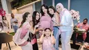 Baby Shower yang dihadirkan memiliki tema warna pink yang mendominasi.  [Foto: Instagram/ Jessica Iskandar]