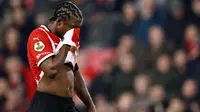 Bek PSV asal Belanda #03, Tyrell Malacia, bereaksi selama pertandingan Eredivisie Belanda antara PSV Eindhoven dan Willem II di Stadion Phillips di Eindhoven, Minggu dini hari WIB (9-2-2025). (MAURICE VAN STEEN/ANP/AFP)