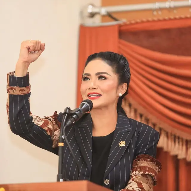 6 Potret Krisdayanti Jadi Dosen Tamu di UB, Bikin Mahasiswa Jadi Semangat