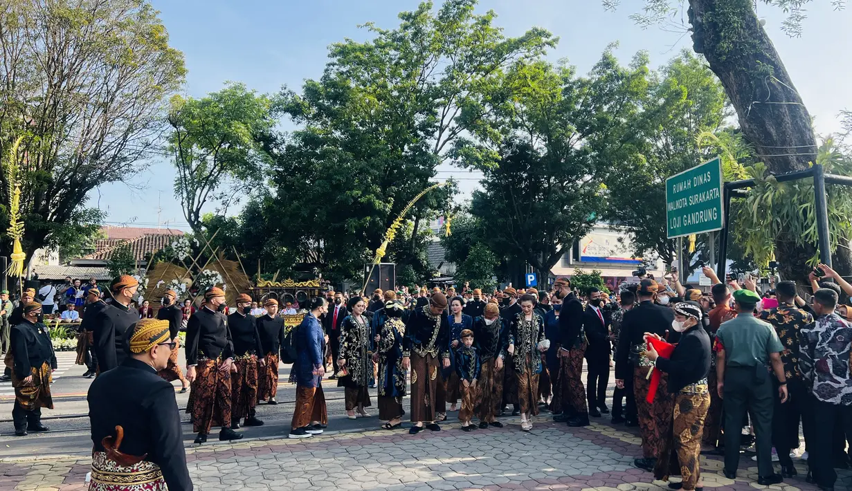Di area berlangsungnya acara, warga setempat ramai menyambut Presiden yang ditemani keluarga. [Credit Foto: Biro Setneg]