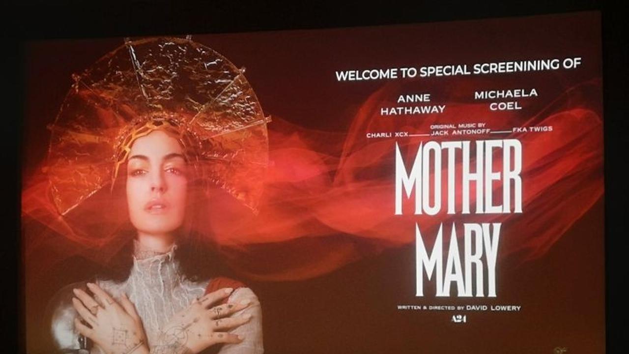Anne Hathaway Pukau Penggemar dengan Bakat Menyanyi di 'Mother Mary', Akting Tetap Prioritas