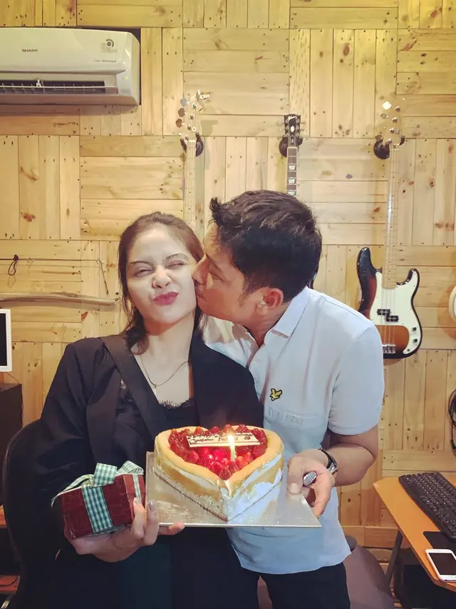 Tiwi Eks T2 Umumkan Kehamilan Ini 6 Momen Mesra Bersama dengan Suami