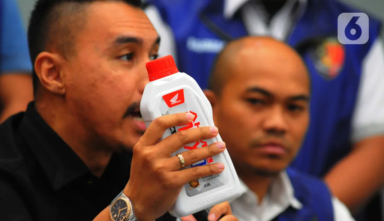 Para pelaku dijerat dengan pasal berlapis terkait perlindungan konsumen dan persaingan dagang, yakni Pasal 100 ayat (1) dan/atau ayat (2) UU Nomor 20 Tahun 2016 tentang Merk dan Indikasi Geografis yang ancaman hukumannya lima tahun penjara, serta denda paling banyak Rp2 miliar. (merdeka.com/Imam Buhori)