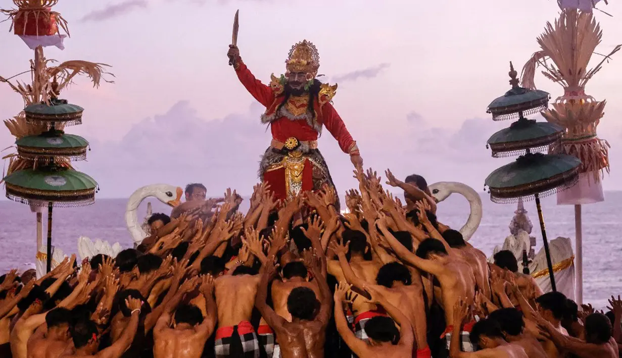 Para penari tampil di teater tari Kecak “Titi Situbanda” di Pantai Melasti, dekat Ungasan, Bali, Indonesia, 28 Desember 2023. Kecak merupakan drama tari Bali yang menyajikan kisah pewayangan Hindu, khususnya kisah Ramayana. (David GANNON/AFP)