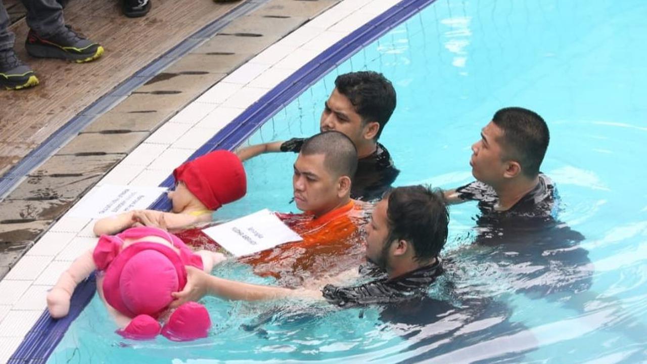 Tiga anggota kepolisian terlihat mengawal tersangka Yudha saat reka ulang dilakukan di kolam renang tersebut. Foto : Kapanlagi.com / Budy Santoso