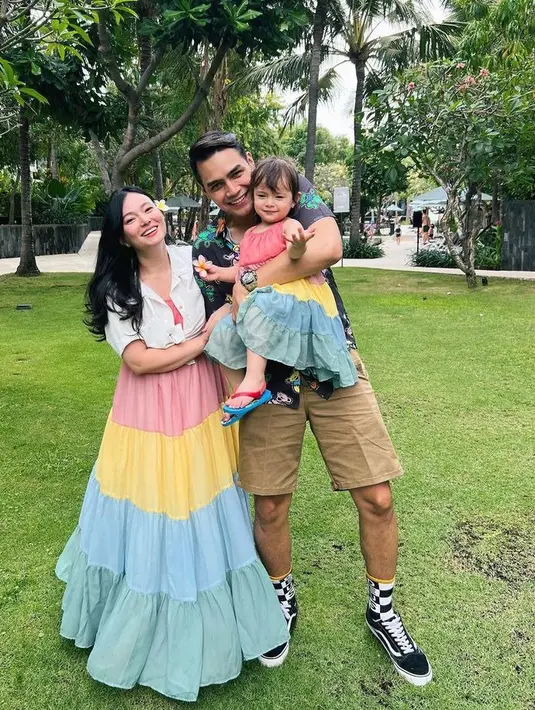 Jadi cewek kue, Asmirandah tampil kompak dengan putrinya mengenakan ruffle dress warna-warni, dipadukan dengan crop top berwarna putih sebagai luaran.  (Instagram/asmirandah89).