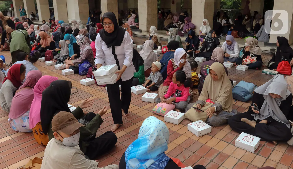 <p>Peningkatan penyediaan menu berbuka puasa tersebut meningkat dari tahun sebelumnya yang sebanyak 3.000-4.000 boks per harinya. (Liputan6.com/Herman Zakharia)</p>