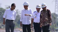 Presiden Joko Widodo meninjau panel dan lokasi pembangunan rel kereta api Trans Sulawesi tahap pertama segmen I rute Makasar - Pare-pare di Desa Tanete Rilau, Kabupaten Barru, Sulawesi Selatan. (25/11/2015). (Foto:Biro Pers Presiden)