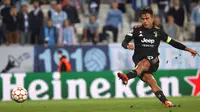 Juventus terus gencarkan serangan. Juventus menambah keunggulan pada menit ke-41 setelah Alvaro Morata dilanggar di kotak terlarang. Paulo Dybala sukses menjadi algojo penalti walapun sempat terpeleset. (Foto: TT News via AFP/Andreas Hillergren)