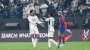 Laga final Real Madrid vs Barcelona seperti biasa berlangsung sengit dan tempo tinggi. Madrid coba untuk mengendalikan jalannya tempo permainan di awal babak pertama. (AP Photo)