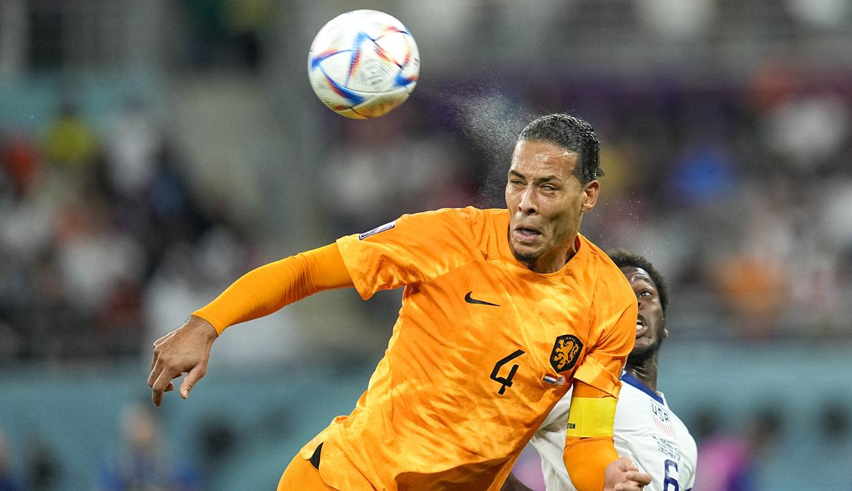 Amerika Serikat berusaha mencari gol penyeimbang hingga menjelang akhir babak pertama. Namun lini pertahanan Belanda yang dikoordinir Virgil van Dijk sangat sulit ditembus oleh para penyerang Amerika Serikat. (AP/Ebrahim Noroozi)