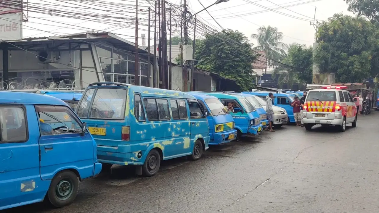 Sejumlah angkot yang terparkir di sisi Simpangan Depok. (Liputan6.com/Dicky Agung Prihanto)
