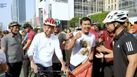 Jokowi ‘Jumpa Fans’ dan Bikin Senang Warga saat Bersepeda di CFD Jakarta