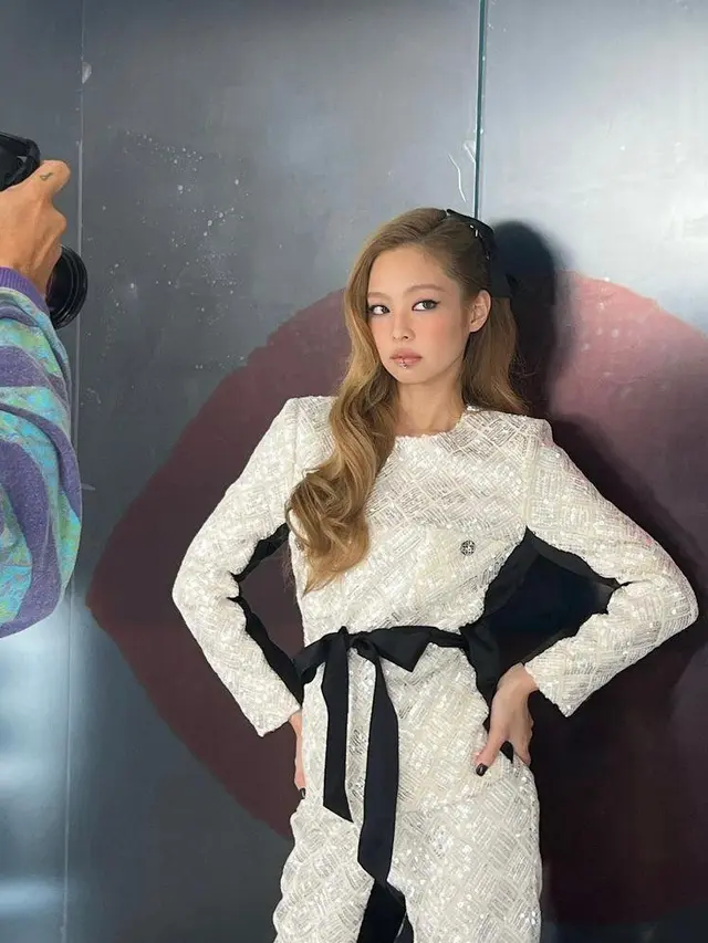 Jennie BLACKPINK Bikin Pangling dengan Makeup Smokey Eyes dan Warna Rambut Baru