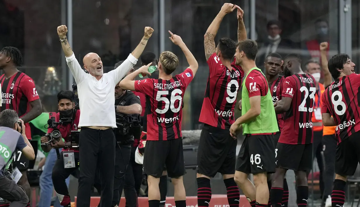 Hingga laga usai skor 2-0 untuk kemenangan AC Milan tetap bertahan. Pasukan Stefano Pioli total mengemas 83 poin, unggul dua poin dari Inter Milan yang akhirnya menang 3-1 dari tuan rumah Cagliari. (AP/Antonio Calanni)