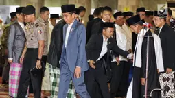 Presiden Joko Widodo atau Jokowi tiba untuk melaksanakan salat Id di Masjid Istiqlal, Jakarta, Rabu (5/6/2019). Jokowi hadir sekitar pukul 06.40 WIB ditemani Ibu Negara Iriana dan putranya, Kaesang Pangarep. (Liputan6.com/JohanTallo)