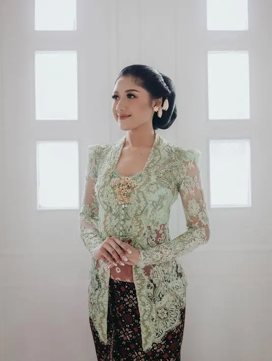 Erina juga memakai stagen motif jumputan warna coklat yang menghubungkan kebaya dan kain batik yang dikenakannya. @morden.co.