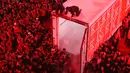 Para pelayat mengikuti prosesi pemakaman mendiang pemimpin tertinggi Iran Ayatollah Ali Khamenei di Makam Imam Hussein di Karbala Iraq, Kamis,  9 Juli 2026. (AFP/ Ahmad Al-Rubaye)