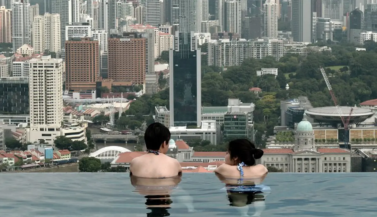 Pemandangan kolam renang dari atap Marina Bay Sands Singapura, Selasa (20/05/2014) (AFP PHOTO/Roslan Rahman)