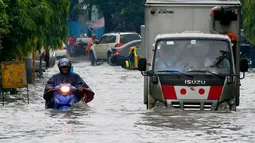 Kendaraan melintasi banjir yang melanda Metropolitan Manila, Filipina, Jumat (20/7). Selain bagian Metropolitan Manila, banjir juga terjadi di provinsi lain. (AP Photo/Bullit Marquez)