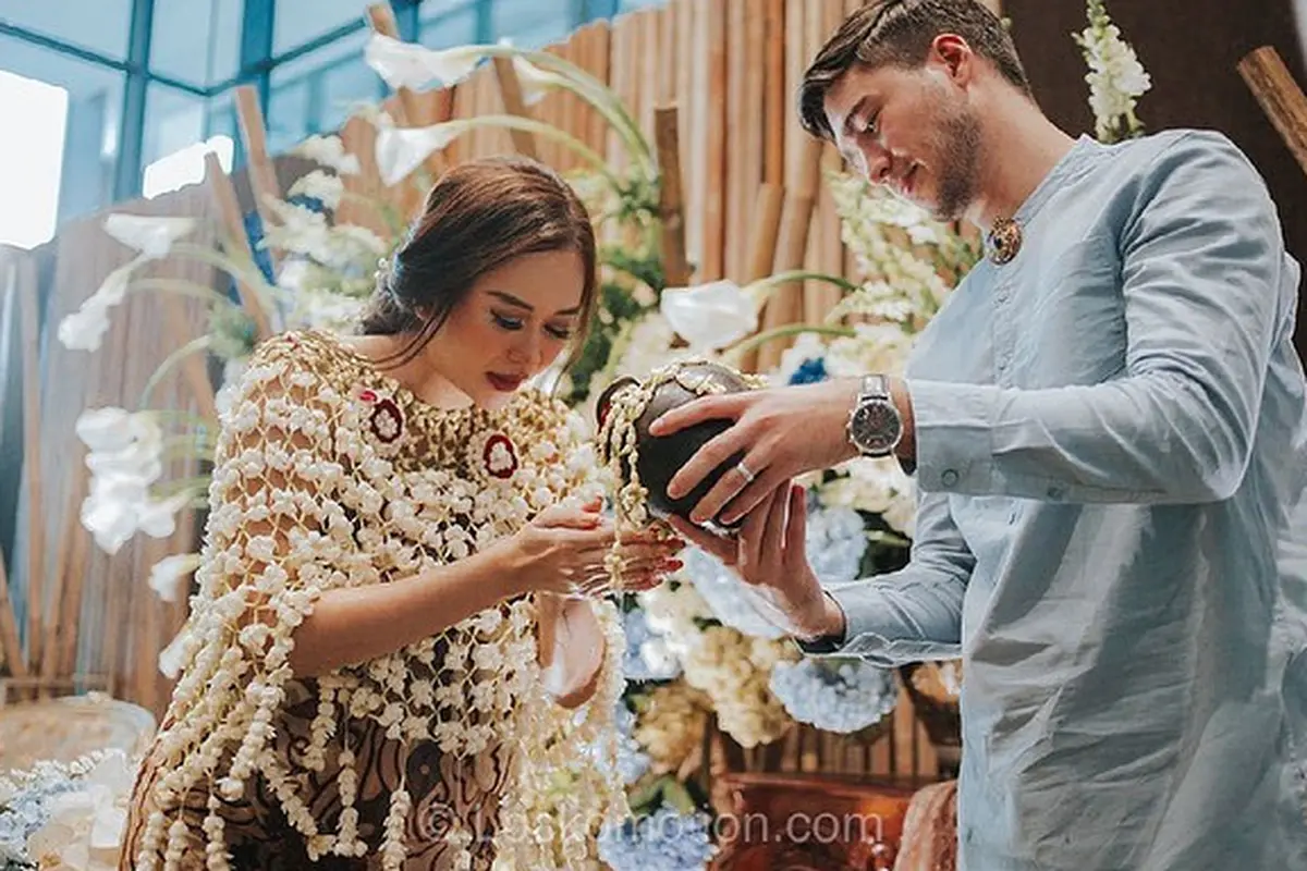 [Fimela] Aura Kasih
