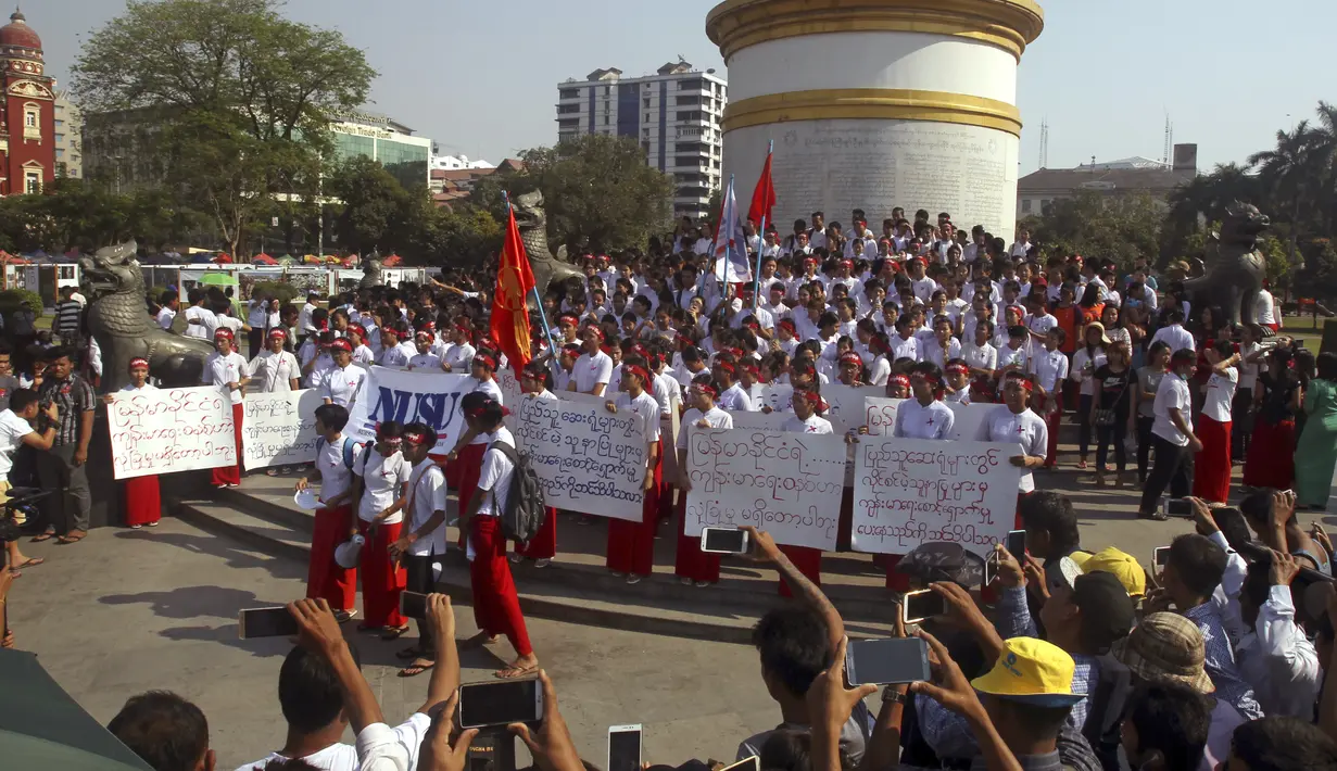 Sejumlah perawat dan bidan menggelar aksi protes di depan Monumen Kemerdekaan di Yangon, Myanmar, Rabu (15/3). Mereka menolak penerapan lisensi yang diajukan Departemen Kesehatan. (AP Photo / Thein Zaw)