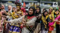 Sejumlah penari dari Duta Maritim Indonesia melakukan tarian secara bersama-sama di Bundaran HI, Jakarta, Kamis (17/8/2023). (Liputan6.com/Faizal Fanani)