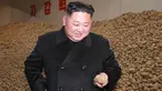 Pemimpin Korea Utara Kim Jong-Un melihat sebuah kentang saat mengunjungi pabrik produksi Samjiyon Potato Farina di Samjiyon County (30/10). (Photo by KCNA VIA KNS / KCNA VIA KNS / AFP)