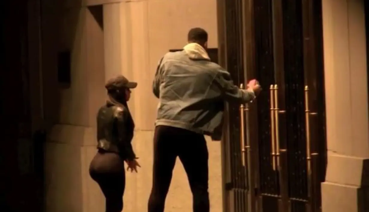 Tristan Thompson tertangkap selingkuh. Ia tertangkap pergi ke hotel dengan seorang model. (TMZ)