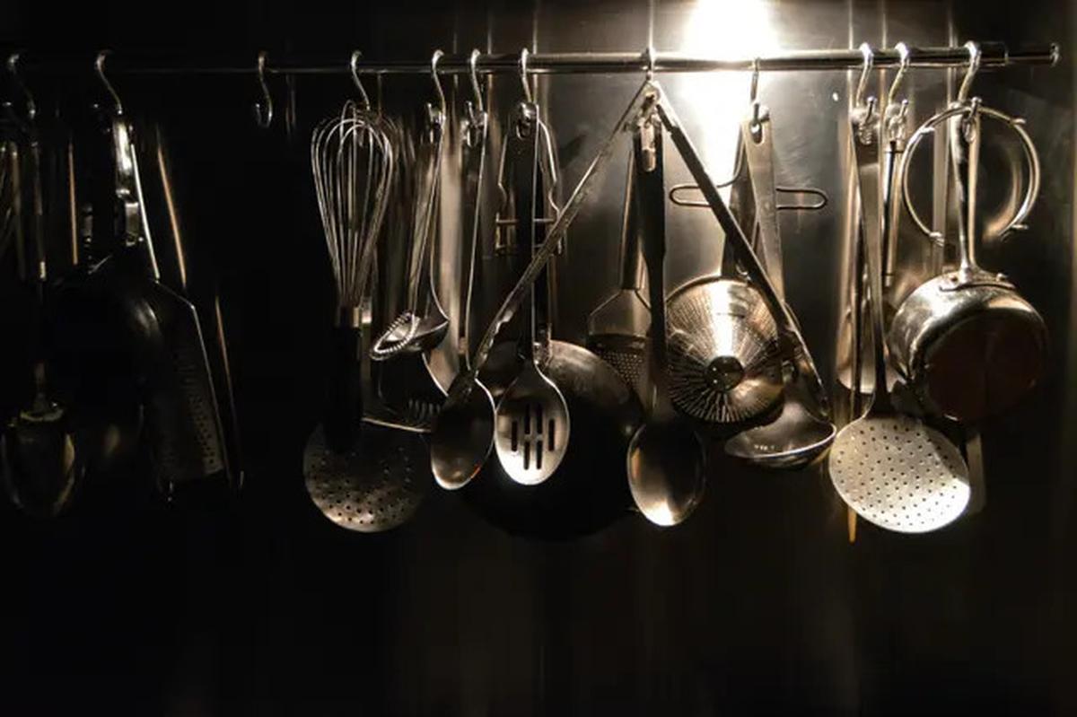 Cara Ampuh Hilangkan Bau Amis di Peralatan Dapur dengan Satu Bahan
