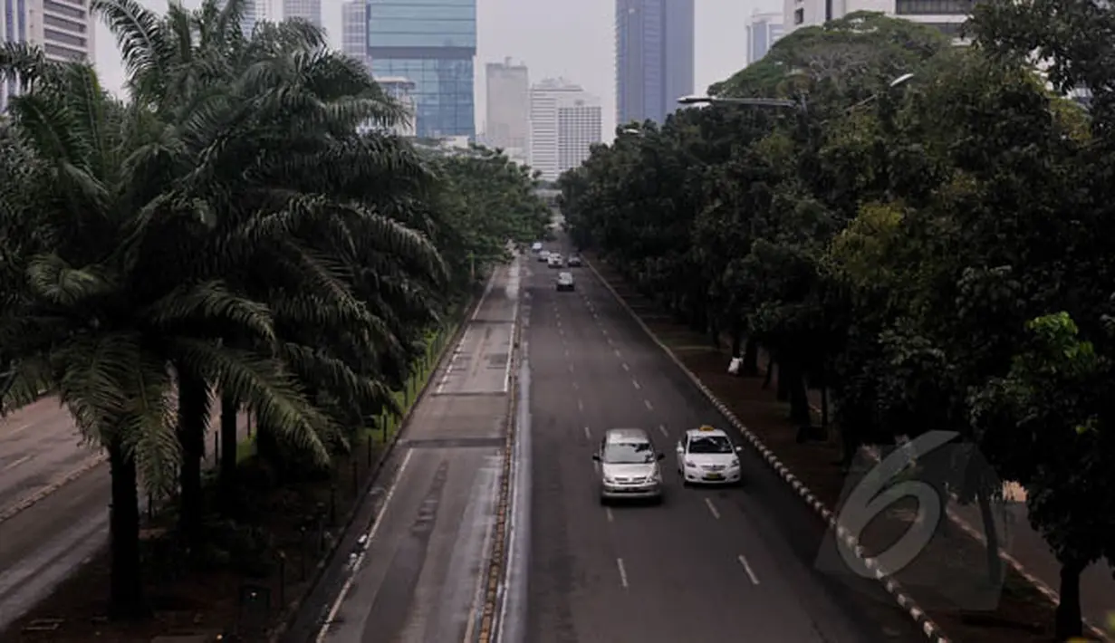 Sejumlah kendaraan bermotor melintasi kawasan Jalan Sudirman-MH Thamrin, Jakarta, Kamis (19/2/2015). Libur Tahun Baru Imlek membuat sejumlah ruas jalan ibukota yang biasanya macet dan padat kendaraan kini tampak lengang. (Liputan6.com/Johan Tallo)