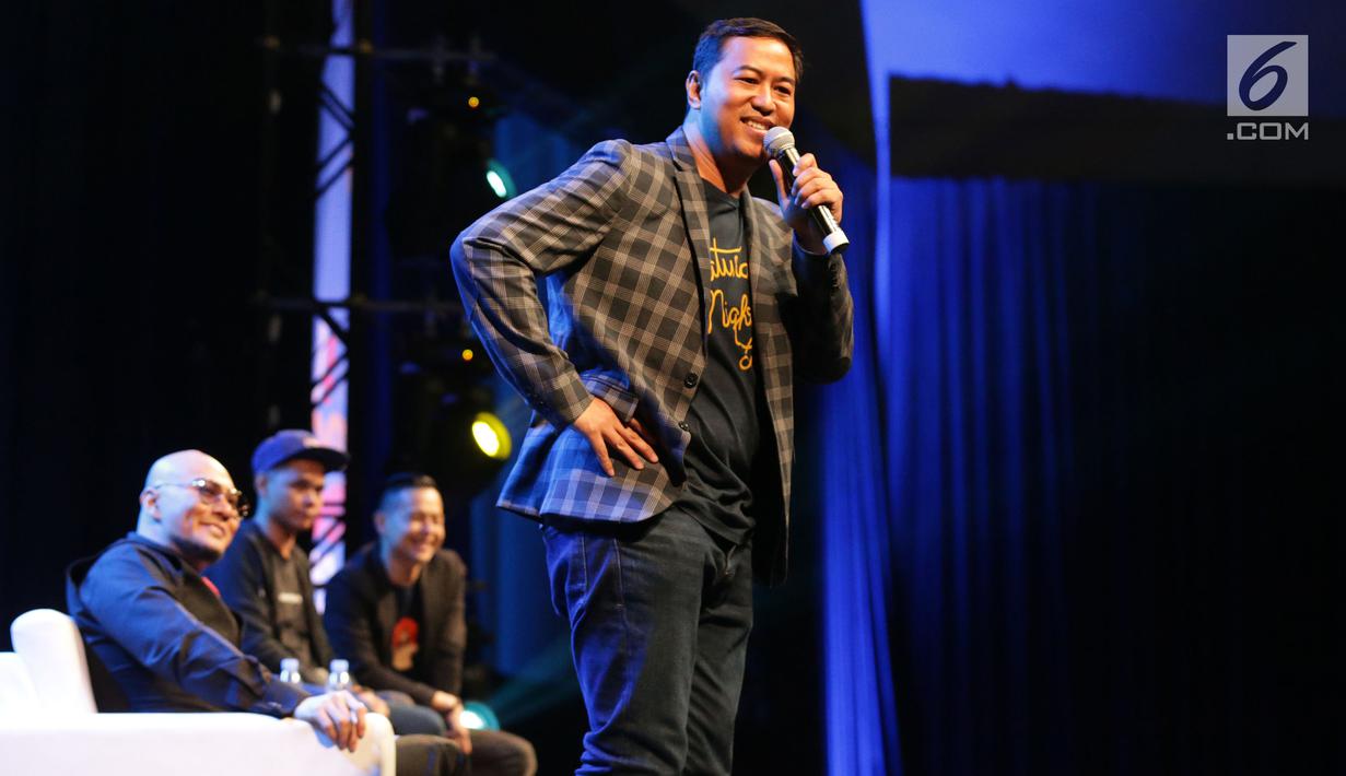 Komika Pandji Pragiwaksono (kanan) meroasting Deddy Corbuzier (kiri) saat menjadi pengisi acara Jakarta Internasional Comedy Festival (JICOMFEST) 2019 di JIExpo, Kemayoran, Jakarta, Sabtu (3/8/2019). JICOMFEST 2019 menampilkan komedian dengan berbagai kategori. (Bola.com/Peksi Cahyo Priambodo)