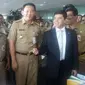 Saat ditemui Ahok, Menteri Yuddy langsung seakan-akan tersipu malu. Politisi Hanura itu pun, langsung menjabat tangan Ahok.