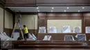 Pekerja mempersiapkan salah satu ruang sidang di gedung Pengadilan Tipikor Jakarta Pusat yang akan menjadi tempat baru pelaksanaan sidang tindak pidana korupsi di Bungur, Jakarta, 13 November 2015. (Liputan6.com/Faizal Fanani)