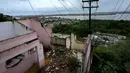 Rumah-rumah terbengkalai di kawasan Bebedouro, Maceio, negara bagian Alagoas, Brasil, 7 Maret 2022. Kawasan Bebedouro terbengkalai karena amblesan tanah akibat tambang Braskem yang memaksa lebih dari 55 ribu orang mengungsi dari rumah mereka. (AP Photo/Eraldo Peres)