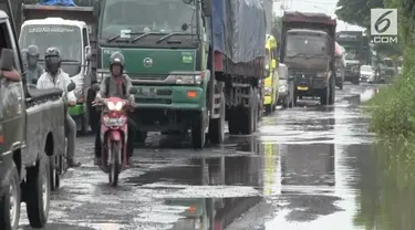 Tingginya intensitas hujan beberapa hari terakhir ini. Membuat jalan Poros Pantura Di Lamongan, Jawa Timur. Banyak berlobang-lobang.