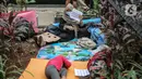 Para pencari suaka beristirahat saat aksi unjuk rasa di depan kantor UNHCR, Jakarta, Selasa (18/8/2020). Dalam aksinya mereka meminta pertanggung jawaban dari UNHCR karena hingga saat ini banyak para pencari suaka tidak mendapatkan kejelasan akan nasibnya di Indonesia. (Liputan6.com/Faizal Fanani)