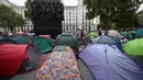 Tenda para aktivis iklim saat mereka berkemah di Westminster, London, Inggris, Selasa (8/10/2019). Polisi melaporkan bahwa mereka telah menangkap lebih dari 300 aktivis pada dua minggu awal protes perubahan iklim. (Ben STANSALL/AFP)