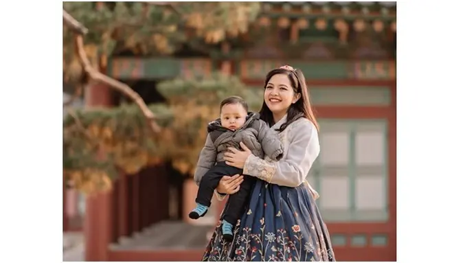 Potret Tasya bersama dengan sang buah hati, ia terlihat seperti warga lokal.