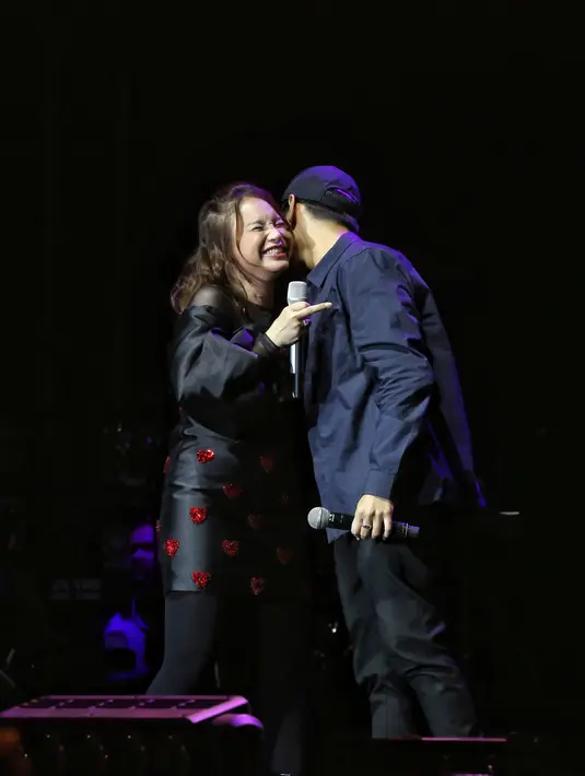 Duet Rossa dan Afgan dalam festival musik Love Fest di Istora Senayan, Jakarta Pusat, Jumat (21/2/2020) malam. (Adrian Putra/Fimela.com)